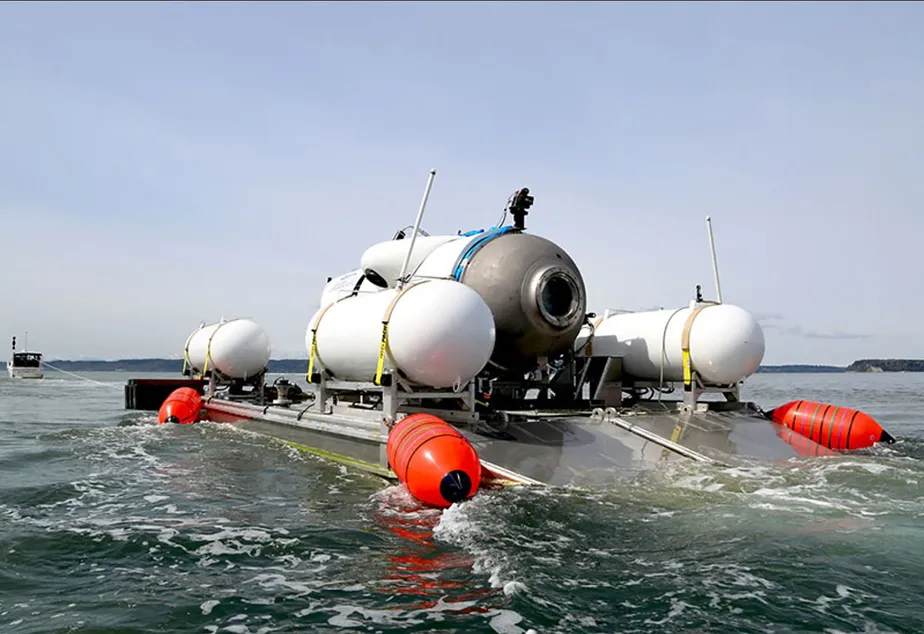 Submersível Titan sendo rebocado para um local de mergulho em Everett, Washington 