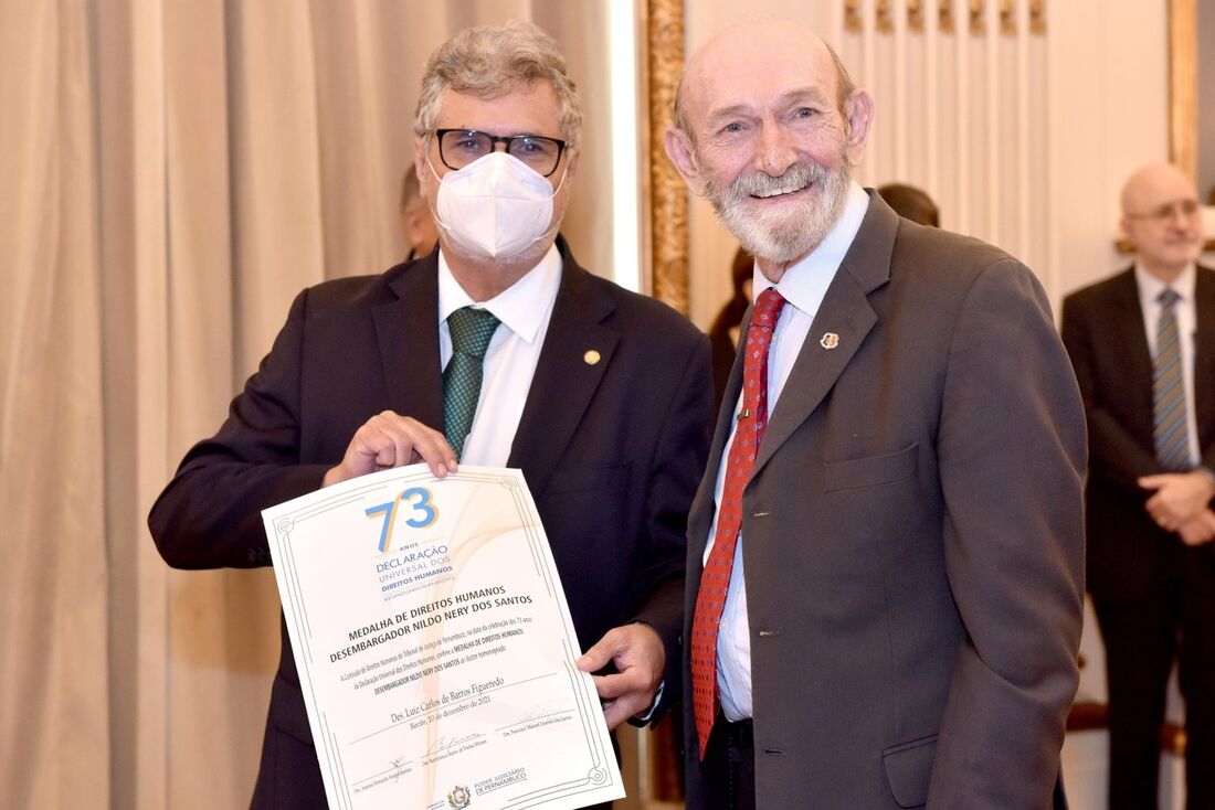 Preisdente do TJPE, desembargador Luiz Carlos de Barros Figueirêdo e o presidente da Comissão de Direitos Humanos do tribunal, desembargador Bartolomeu Bueno