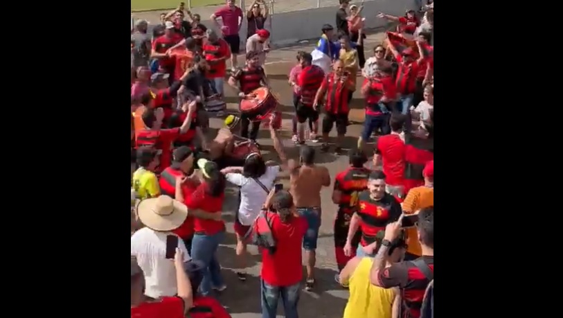 Torcida do Sport dançando no Moisés Lucarelli