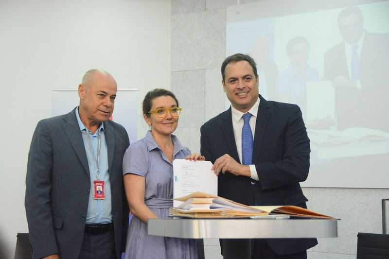 Diretor Financeiro e de Crédito, Wanger Rocha (à esquerda), e presidente Paulo Câmara, assinam convênio com a diretora regional da Agência Francesa de Desenvolvimento (AFD), Laetitia Dufay