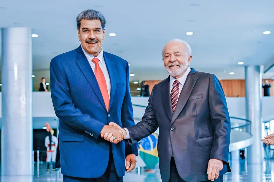 Presidente da Venezuela, Nicolás Maduro, cumprimenta o presidente Luiz Inácio Lula da Silva no Palácio do Planalto 