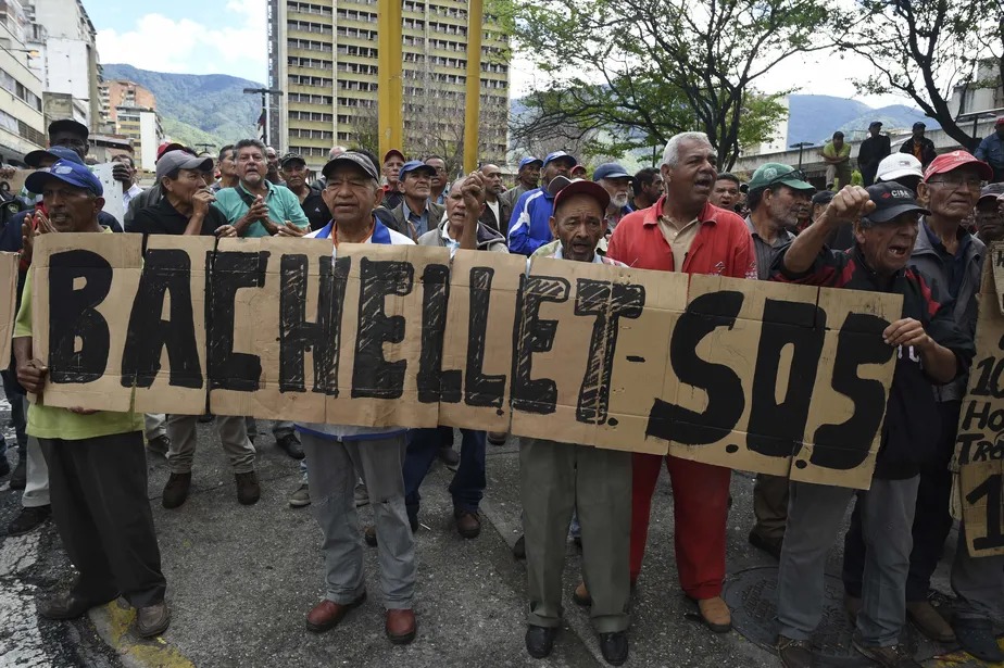 Trabalhadores do setor do petróleo protestam durante passagem da Alta Comissária para Direitos Humanos da ONU, Michele Bachelet, em 2019. 