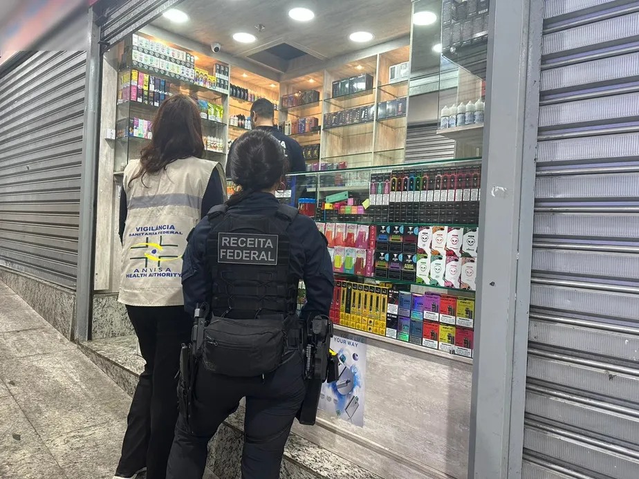 Anvisa e Receita Federal apreendem cigarros eletrônicos em shopping de SP