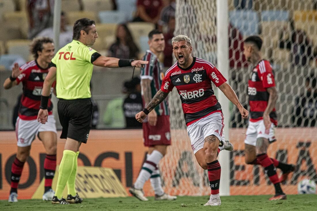 Arrascaeta e Gabigol marcam, Flamengo vence Fluminense e avança na Copa do Brasil