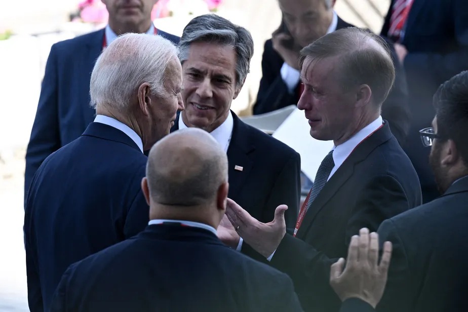 O presidente americano, Joe Biden, ao lado de Antony Blinken, ao centro, e Jake Sullivan 