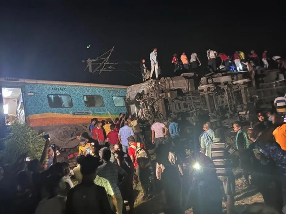 Acidente de trem na India deixou dezenas de mortos e cerca de 300 feridos 