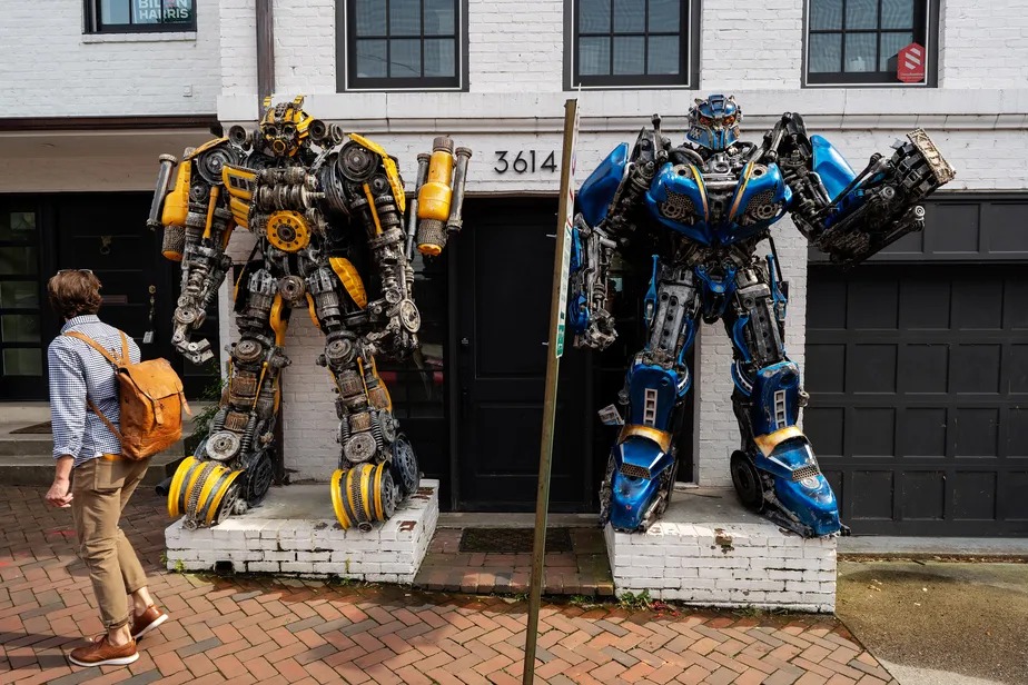 Bumblebee, à esquerda, e Optimus Prime estão do lado de fora de uma casa no bairro de Georgetown, em Washington 