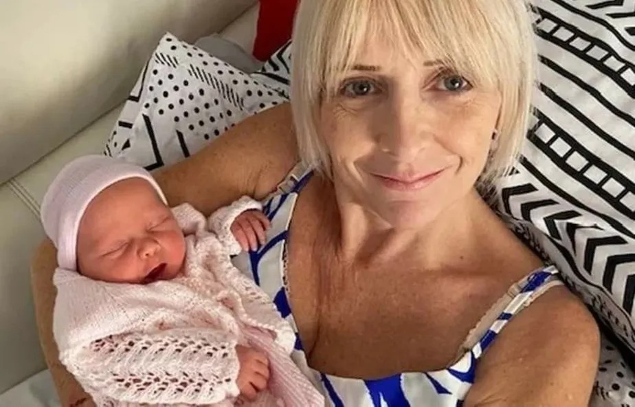 Helen Dalglish segura sua filha, Daisy Grace, no colo pela primeira vez. Nessas duas décadas, a mulher gastou cerca de 620 mil reais com tratamentos 