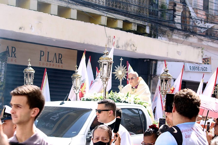 Dom Fernando Saburido em procissão com o Santíssimo Sacramento