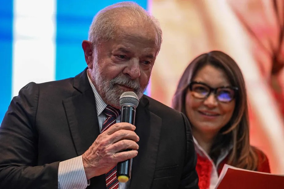 Presidente Lula ao lado de Janja, a primeira-dama