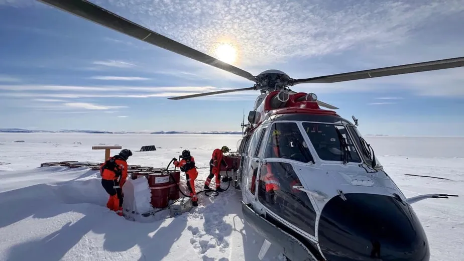 A Noruega enviou um helicóptero Puma para resgatar um russo cujo estado era considerado muito grave para ser tratado a bordo de seu navio 