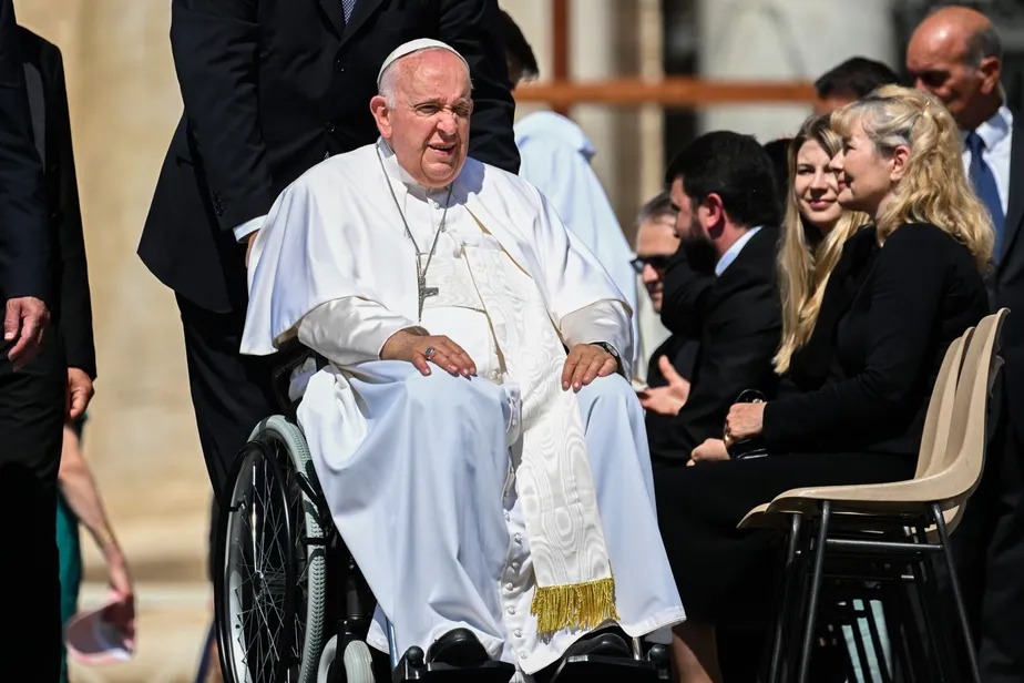 Sentado em um cadeira de rodas, Papa Francisco se prepara para sair da audiência geral na praça São Pedro, no Vaticano, em 7 de junho de 2023 