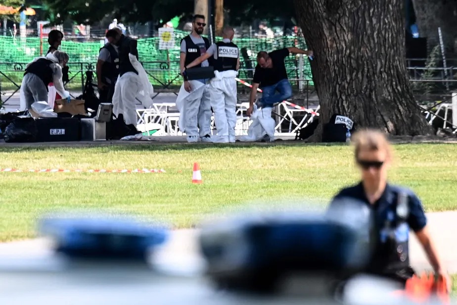 Peritos trabalham em parque infantil em Annecy onde um homem feriu seis pessoas a facadas 