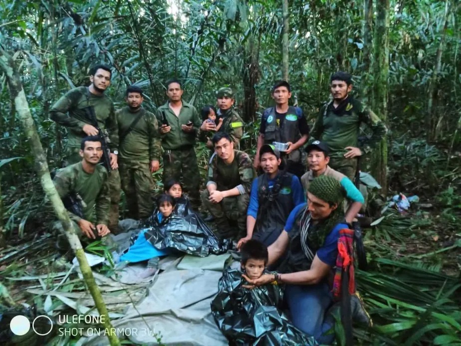 Equipes de resgate posam com crianças resgatadas na selva colombiana 