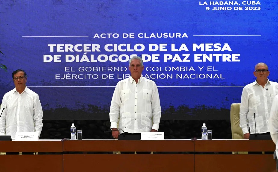 O presidente da Colômbia, Gustavo Petro, o presidente de Cuba, Miguel Diaz-Canel, e o líder da ELN, Antonio Garcia, durante a negociação de paz em Havana 