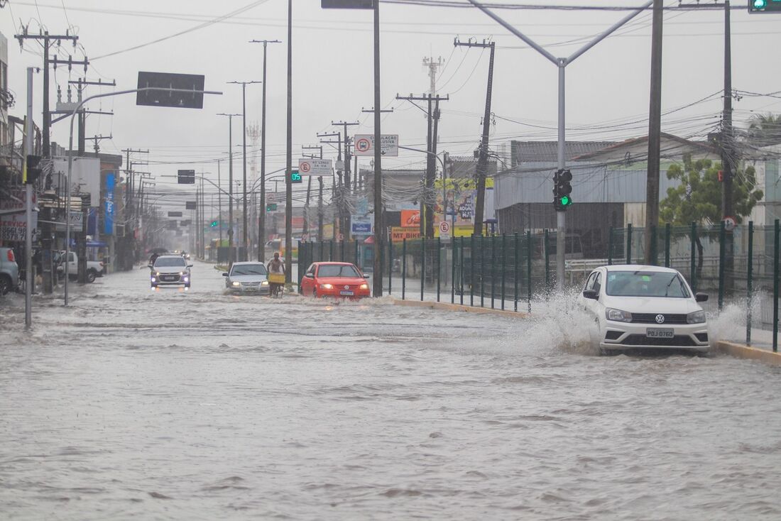 Avenida Presidente Kennedy, em Olinda, com pontos de alagamento