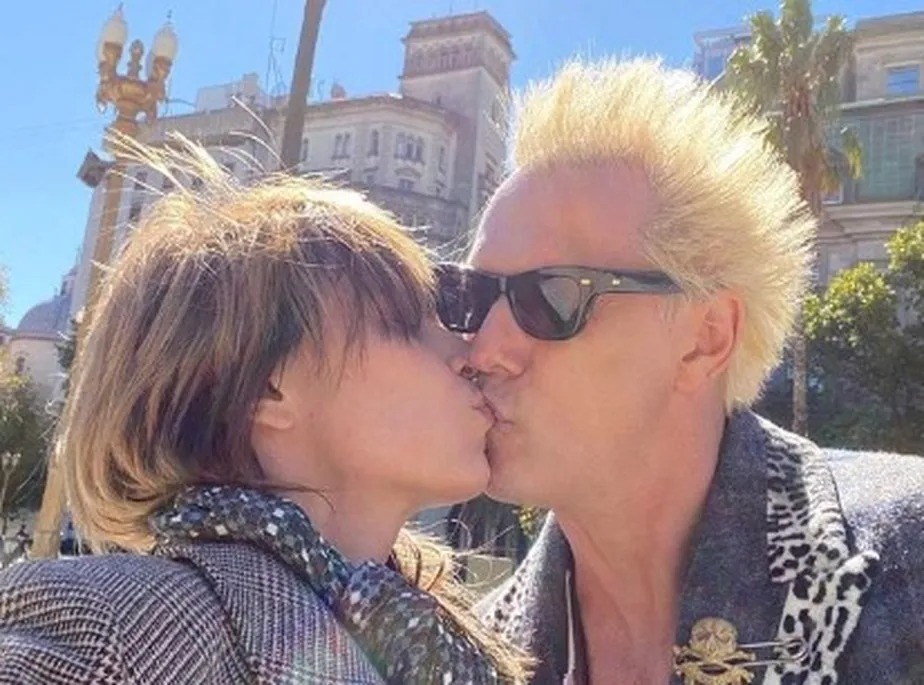 Cantor mantém relacionamento com a paulista desde 2021; atualmente, Supla tem 56 anos, e ela 26