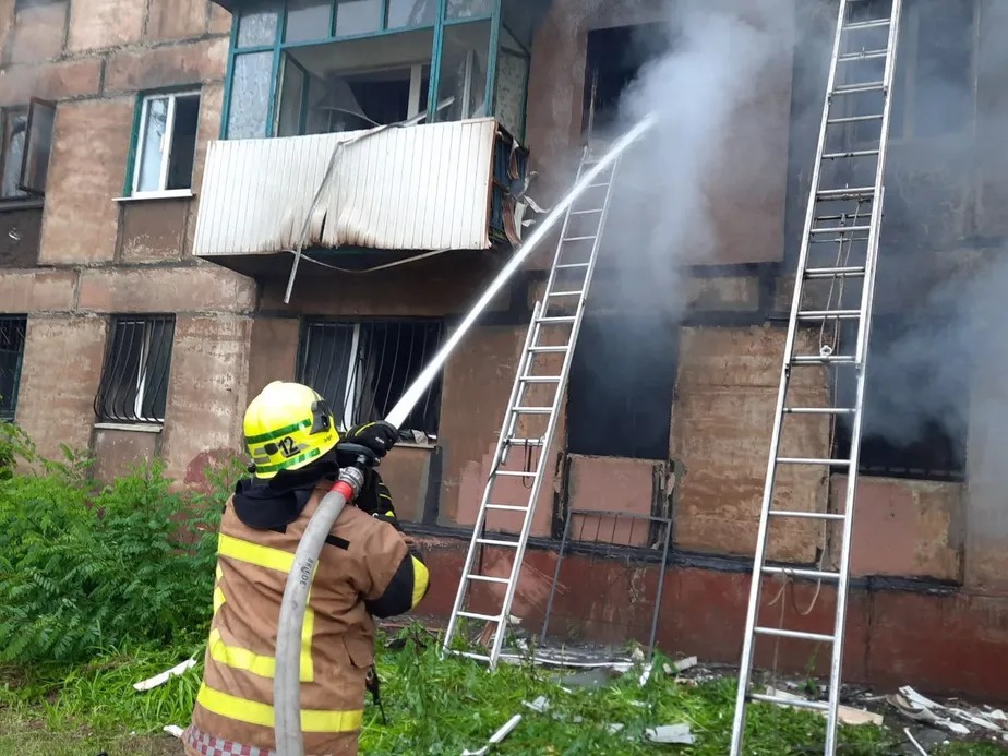 Bombeiros apagam incêndio em prédio residencial de cinco andares, local de um ataque noturno russo, na cidade de Kryvyi Rig, em meio à invasão à Ucrânia 