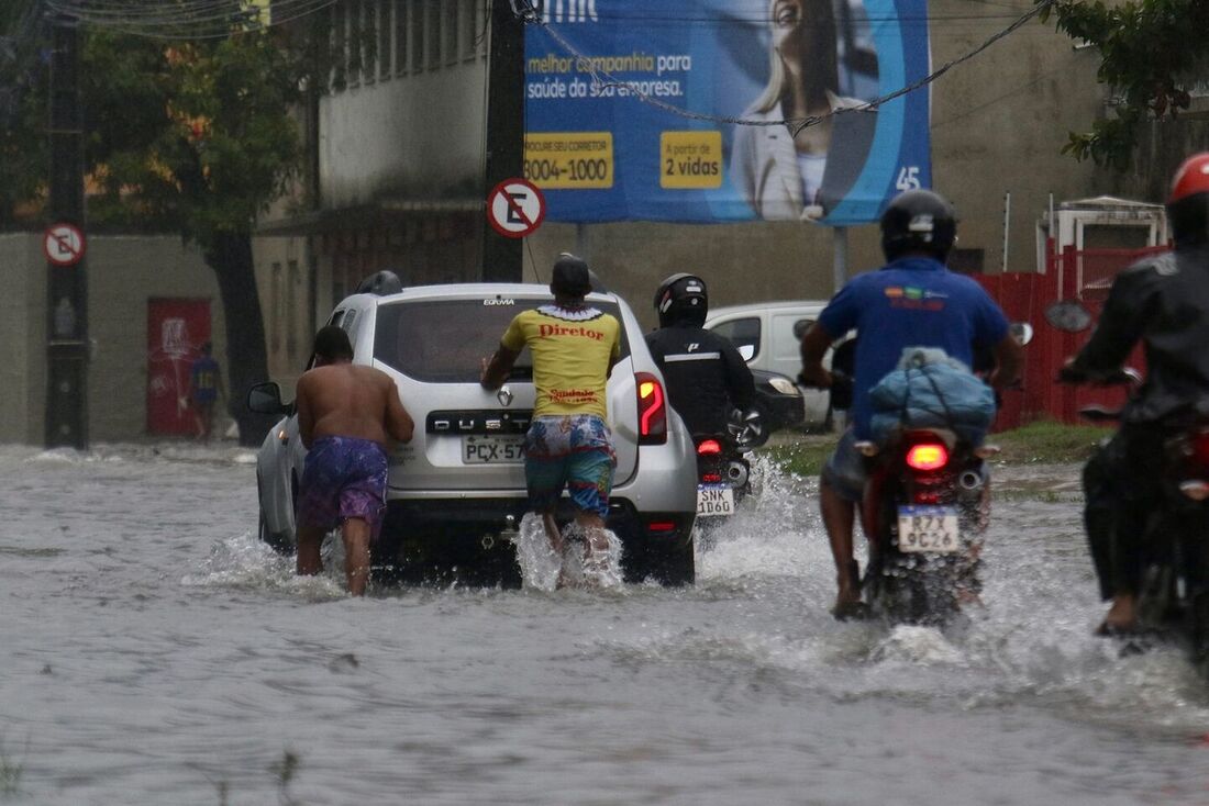 Rua Imperial, no bairro de São José, com trânsito parado devido ao alagamento na via