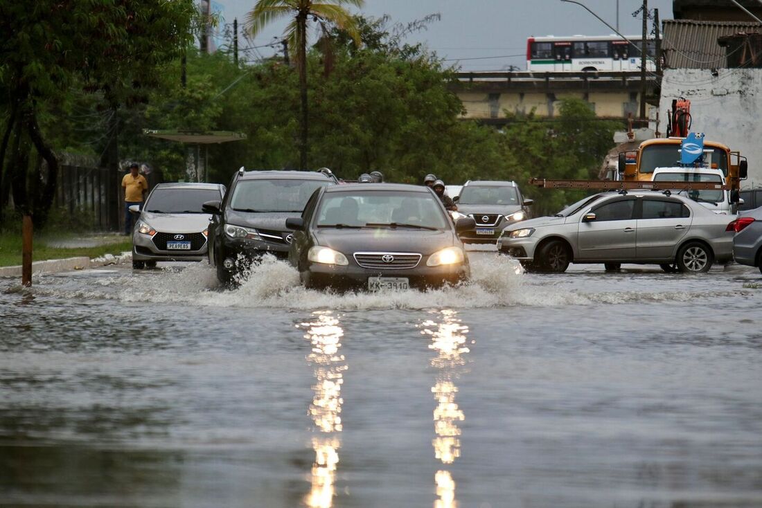 Avenida Sul, no Recife, foi um dos pontos de alagamento da cidade