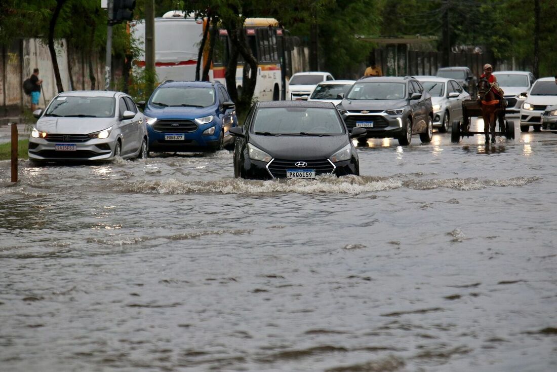 Ponto de alagamento por conta das chuvas no Recife atrapalham no deslocamento pela cidade