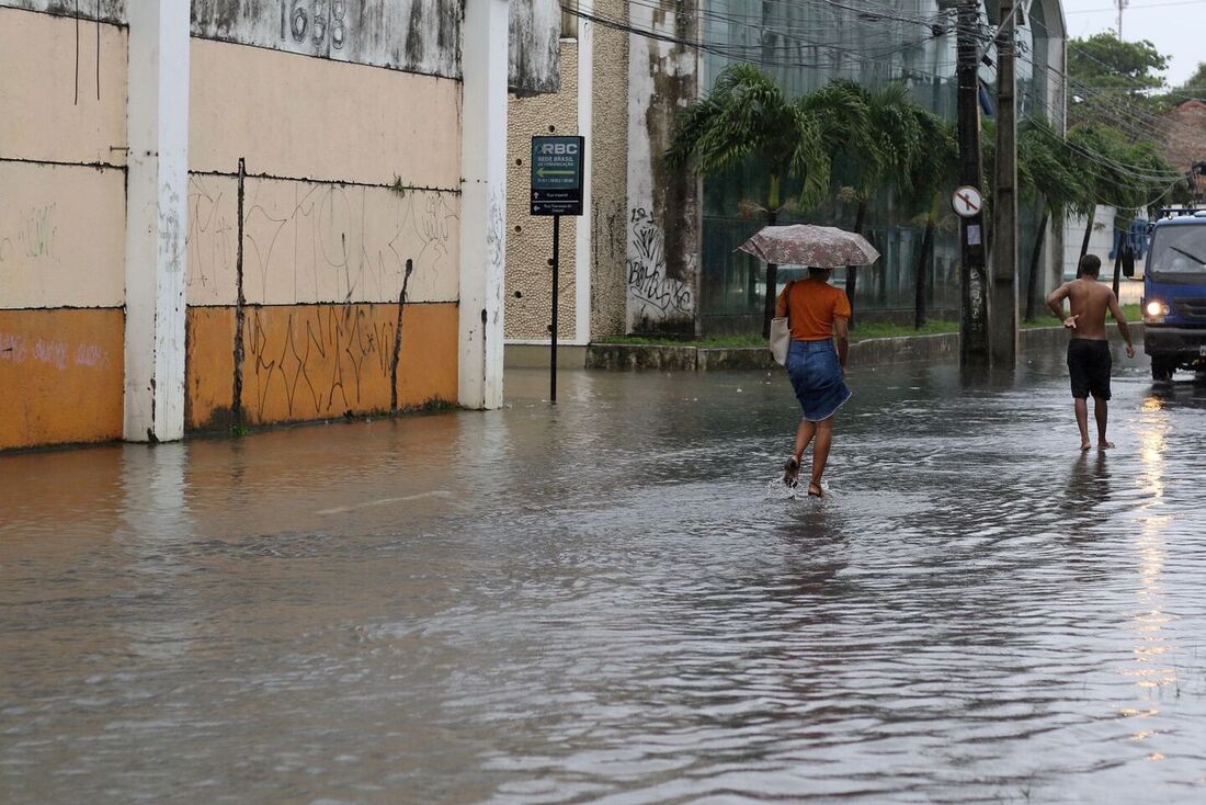 Rua Imperial, no bairro de São José, com trânsito parado devido ao alagamento na via