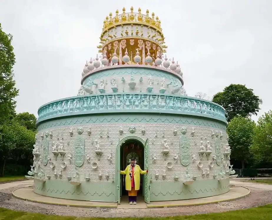 Escultura de bolo de casamento de 12 metros de altura será inaugurado na Inglaterra e é revestido por azulejos 