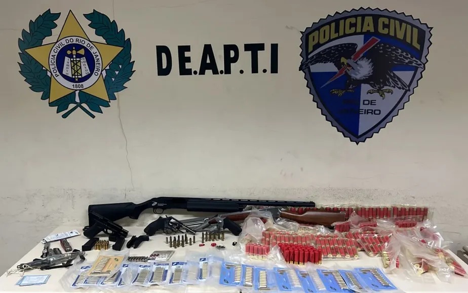 Agentes encontraram um cofre com armas e munições na residência do agressor 