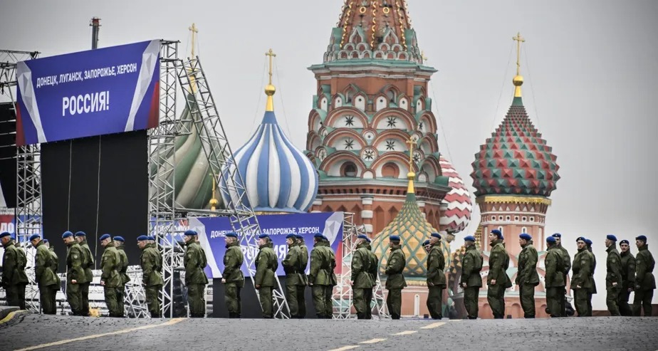 Soldados russos fazem fila na Praça Vermelha durante cerimônia que comemorou anexações em 2022 