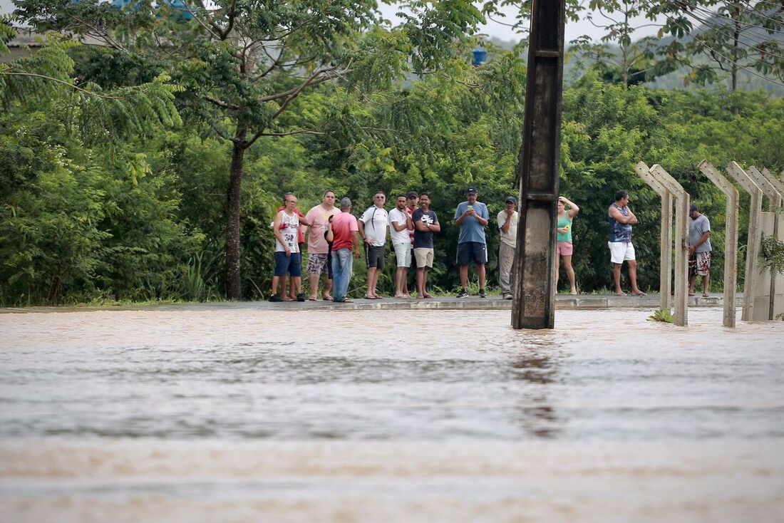 Moradores do Marcos Freire seguem ilhados em alguns pontos do bairro