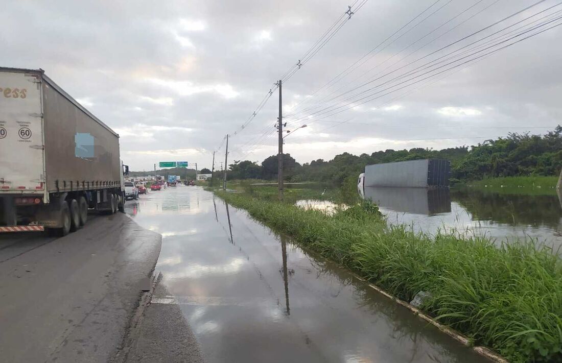 Ponto de alagamento na BR-101, no Km 84 sentido Recife, causa retenção de trânsito.