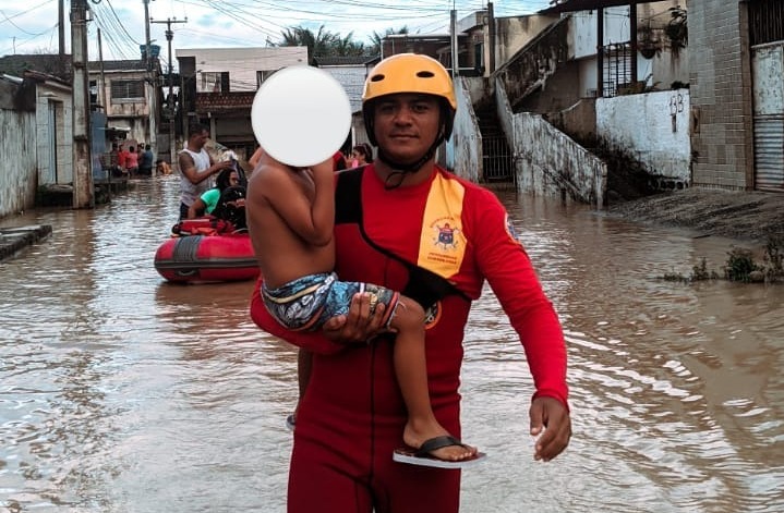 Bombeiros atuaram em resgates na RMR