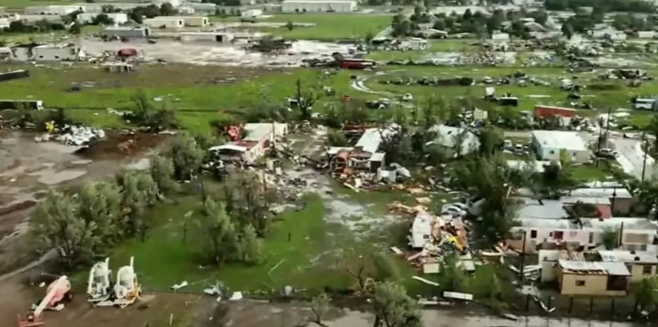 Imagem de drone mostra o rastro de destruição deixado por um tornado na cidade de Perryton, no Texas 