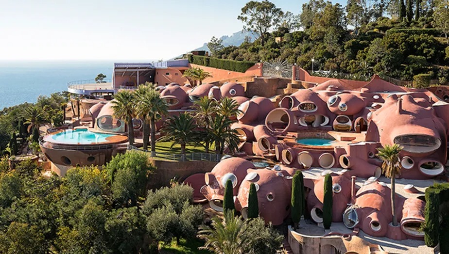 Com arquiteto Antti Lovag, Pierre Cardin transformou o Palais Bulles em edifício icônico 