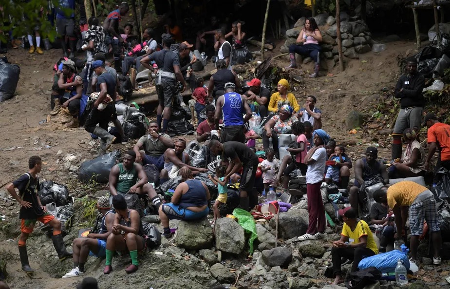 Migrantes haitianos descansam durante a travessia da selva de Darién, entre a Colômbia e o Panamá