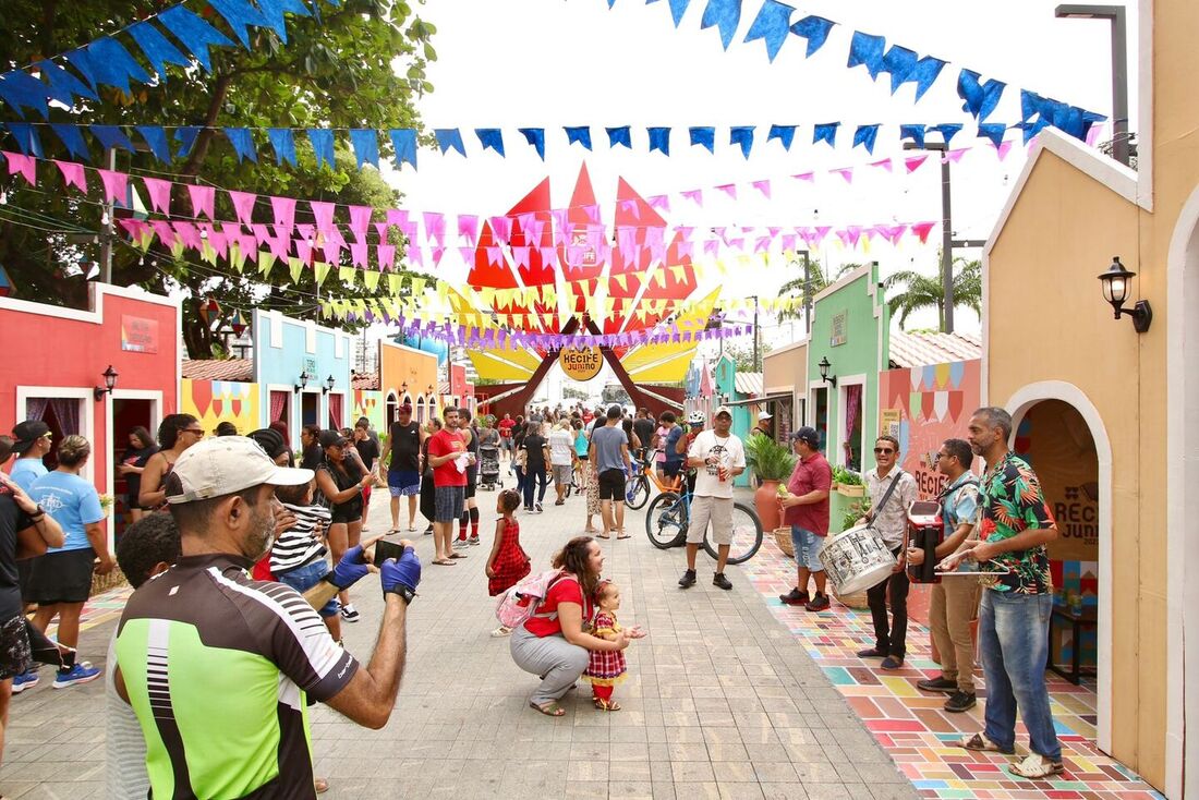 Recife Junino, no Bairro do Recife, atrai turistas e famílias neste domingo