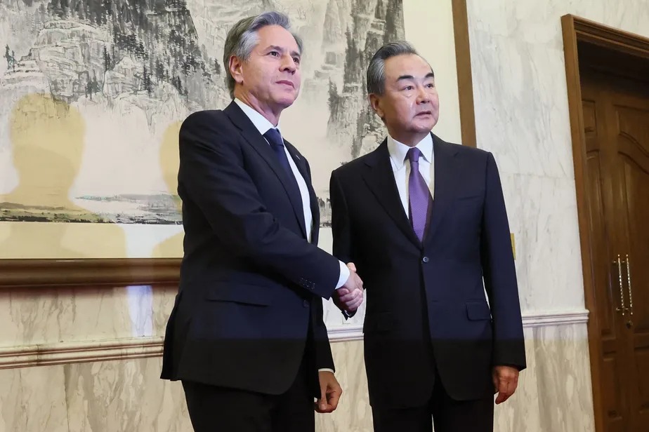 Antony Blinken cumprimenta Wang Yi, chefe de Relações Exteriores da China, durante visita do secretário de Estado dos EUA a Pequim 