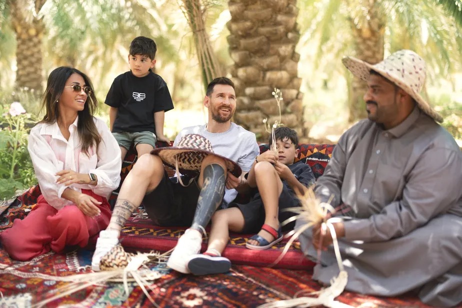 Messi viajou para a Arábia Saudita com a família no início da semana e recebeu suspensão do PSG 