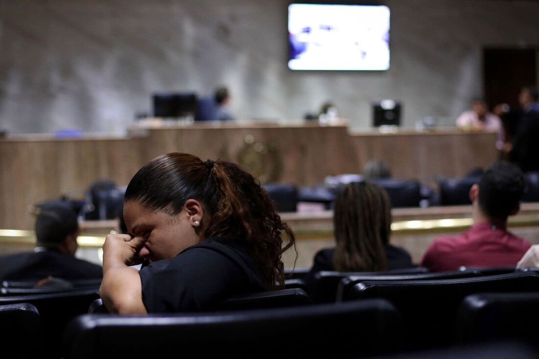 Renata Sérgio da Silva chora durante discurso de Eduardo Morais, advogado de defesa do réu