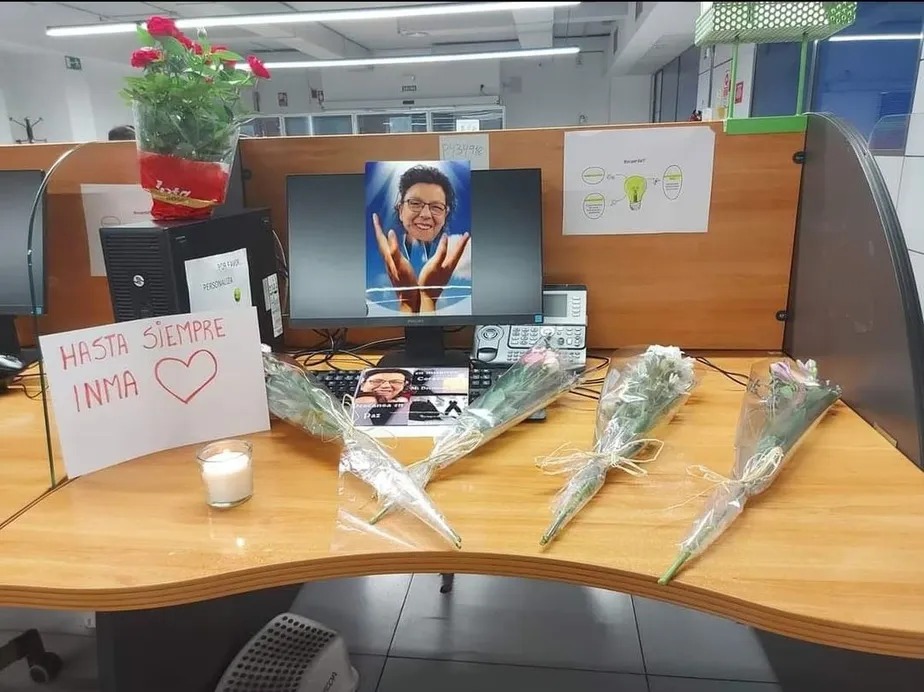 Mesa de Inma, atendente que morreu durante expediente em "call center", na Espanha 