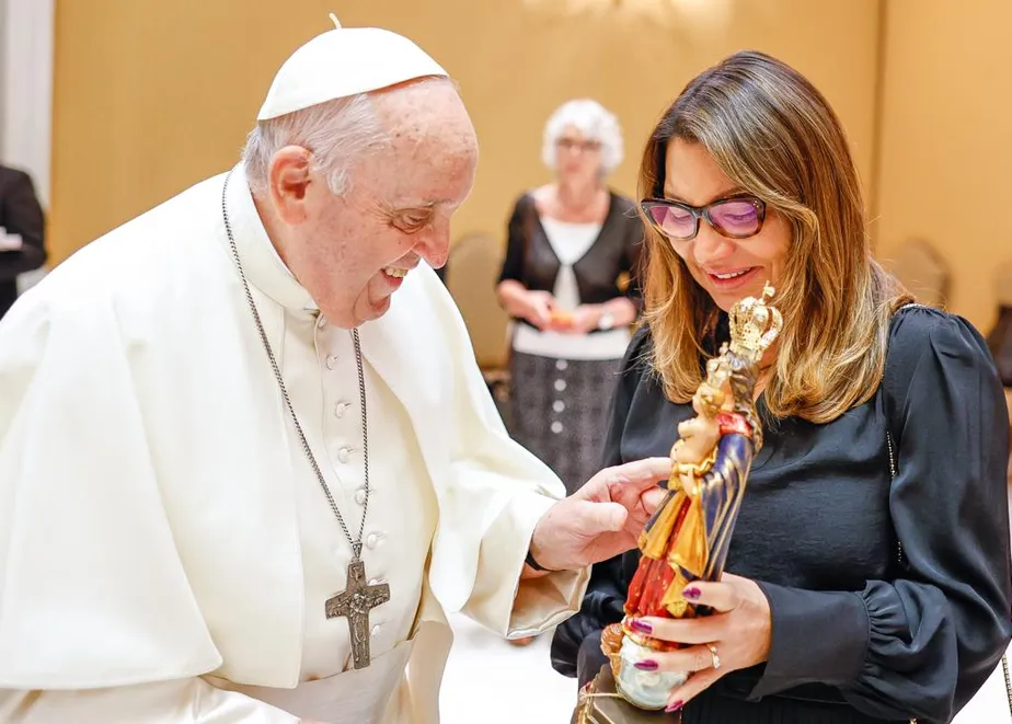 Papa Francisco encosta em imagem carregada pela primeira-dama, Janja Lula da Silva 