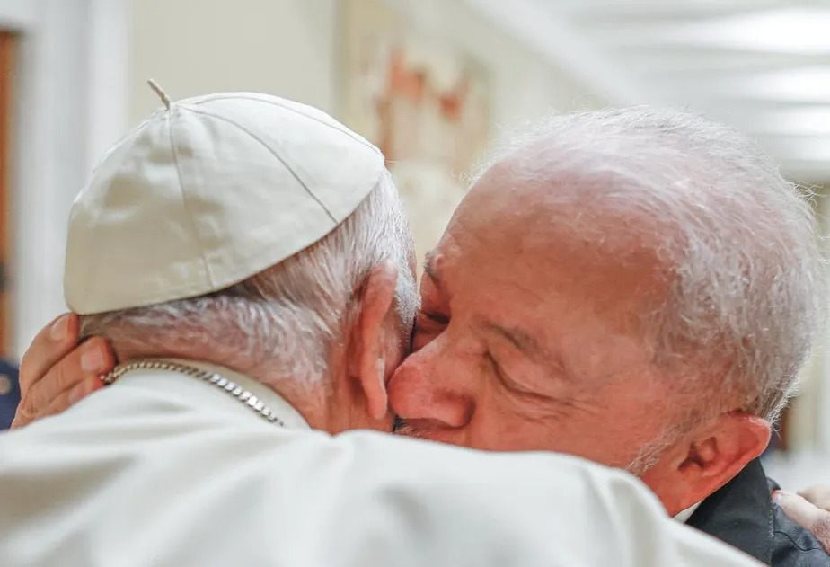 Presidente Lula é recebido pelo Papa Francisco no Vaticano 