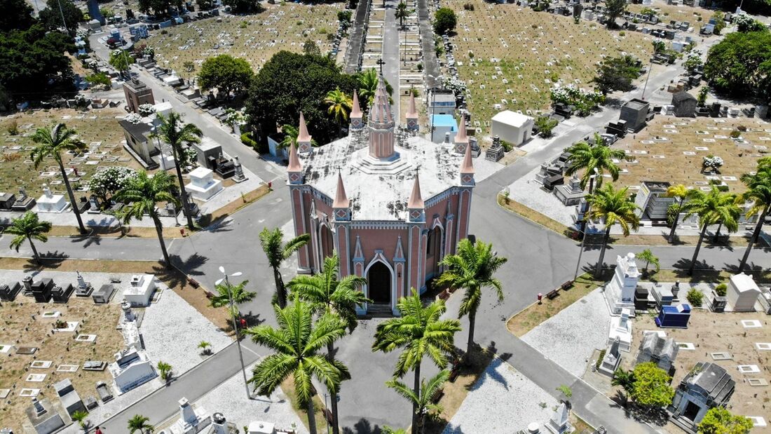 Vista aérea do Cemitério de Santo Amaro, onde foi enterrado o corpo da jovem Júlia Beatriz, de 11 anos