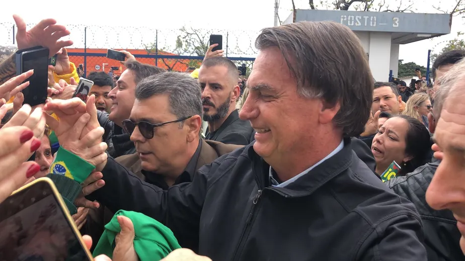 Bolsonaro desembarca no aeroporto de Porto Alegre e cumprimenta apoiadores 