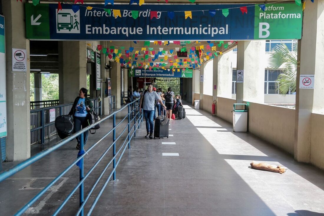 Movimentação no Terminal Integrado de Passageiros ( TIP) na véspera do feriado de São João