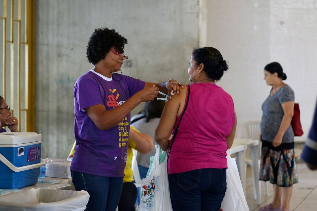 Mutirão de vacinação contra a Influenza e a Covid-19 na Estação Central do Metrô