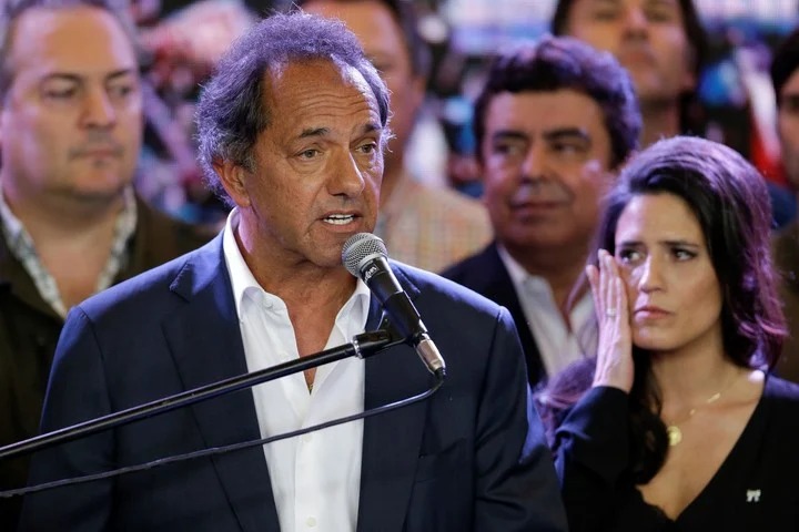 Daniel Osvaldo Scioli, candidato à presidência argentina, afirmou que vai "concorrer, mesmo que digam que tenho que ter os dois braços", diz o embaixador da Argentina no Brasil em entrevista ao jornal espanhol El País