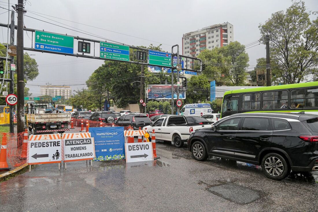 Obra da Compesa gera esquema especial de trânsito na Agamenon nesta segunda-feira (26) 