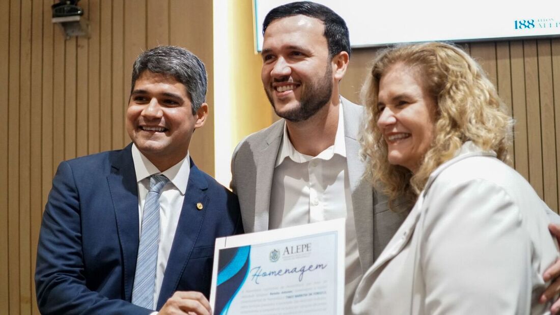 Deputado Renato Antunes, de azul, à esquerda