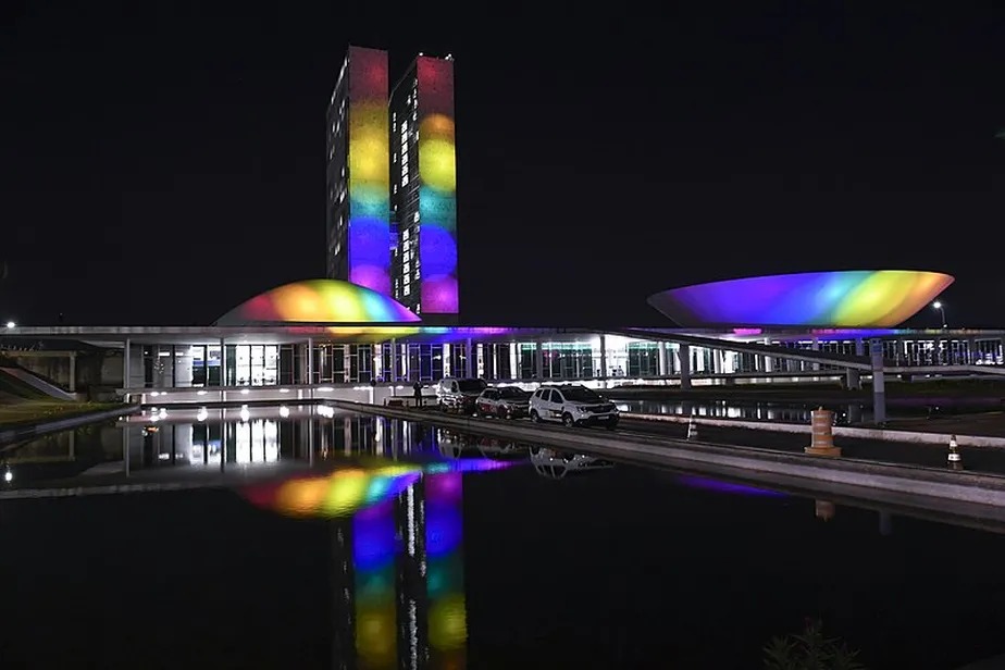 Congresso iluminado para o Dia Internacional de Combate à LGBTfobia 